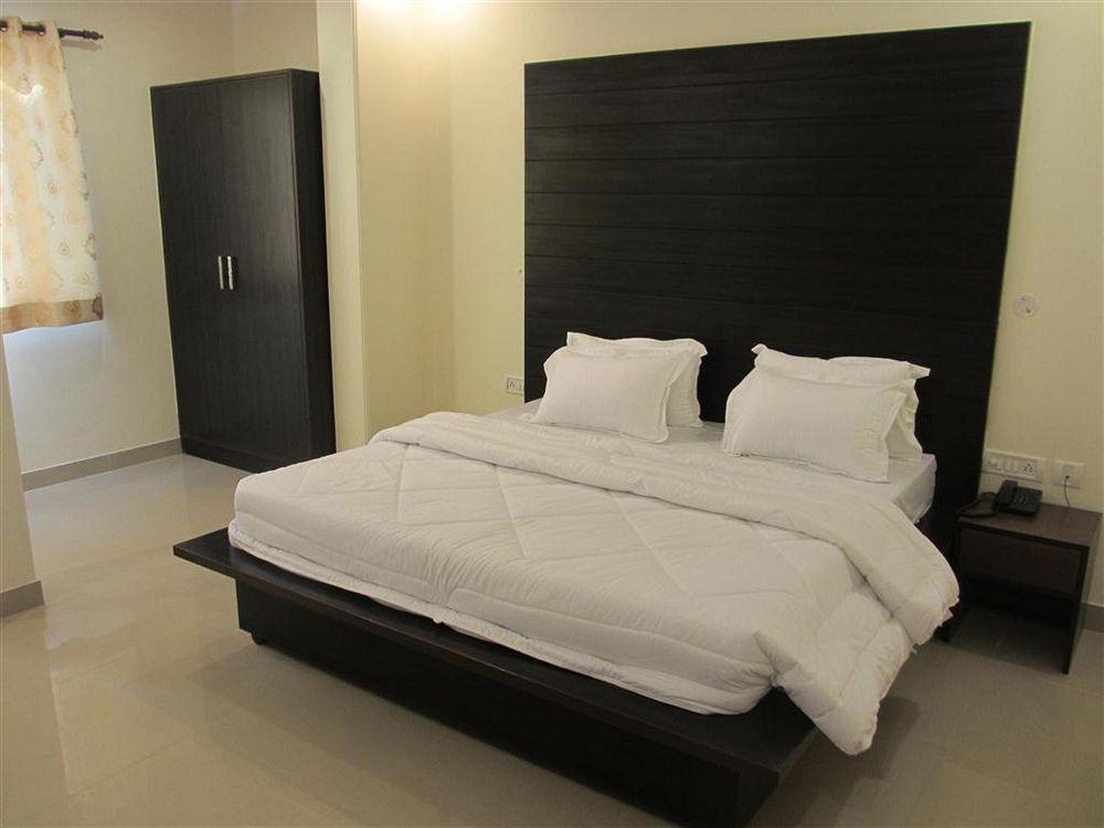 Airport Hotel Chanakya Neu-Delhi Exterior foto