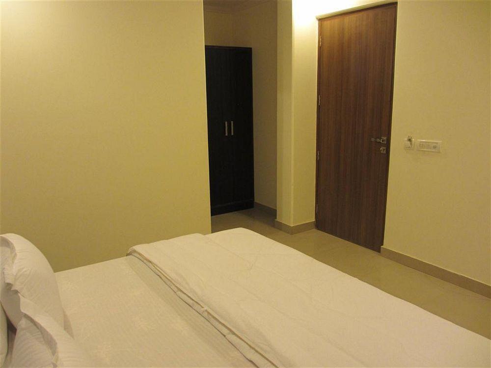 Airport Hotel Chanakya Neu-Delhi Exterior foto