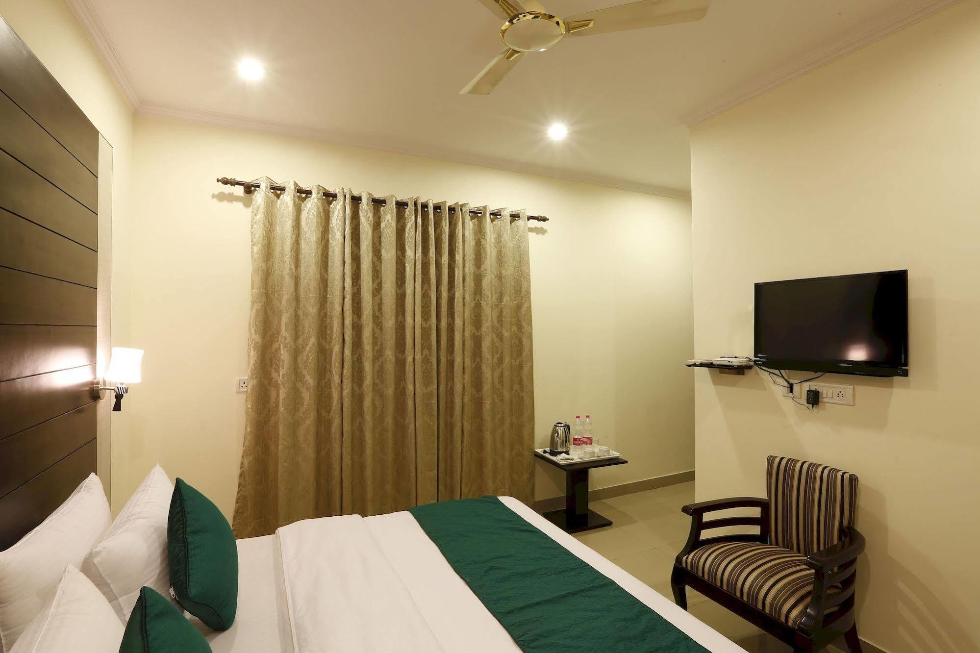 Airport Hotel Chanakya Neu-Delhi Exterior foto