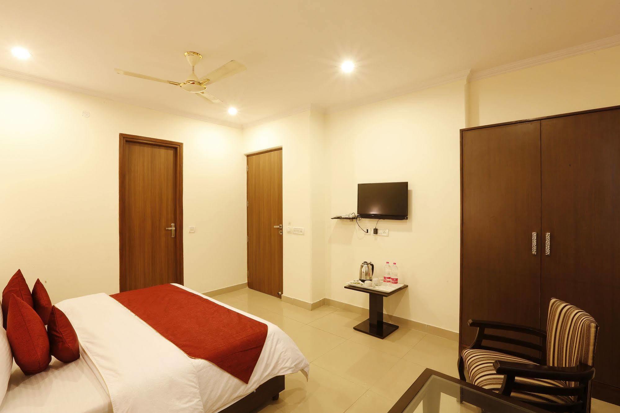 Airport Hotel Chanakya Neu-Delhi Exterior foto